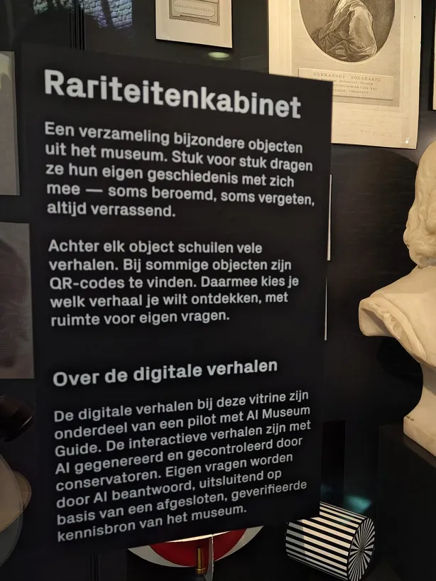 Zaaltekst 'Rariteitenkabinet' naast de buste van Herman Boerhaave, met uitleg over de digitale verhalen